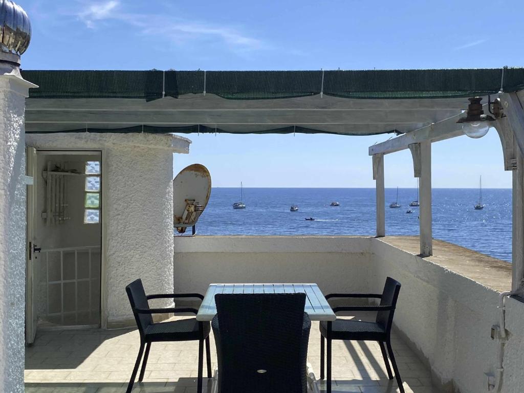 圣塔马利奈拉Santa Marinella - La Terrazza sul Mare的俯瞰大海的阳台配有桌椅