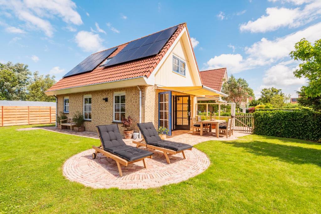 斯霍尔Goudkust 4 'Schoorls Geluk'的屋顶上设有太阳能电池板的房子