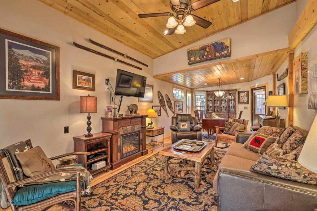 布雷肯里奇Breckenridge Cabin with Resort Perks and Mtn Views!的客厅配有家具和天花板