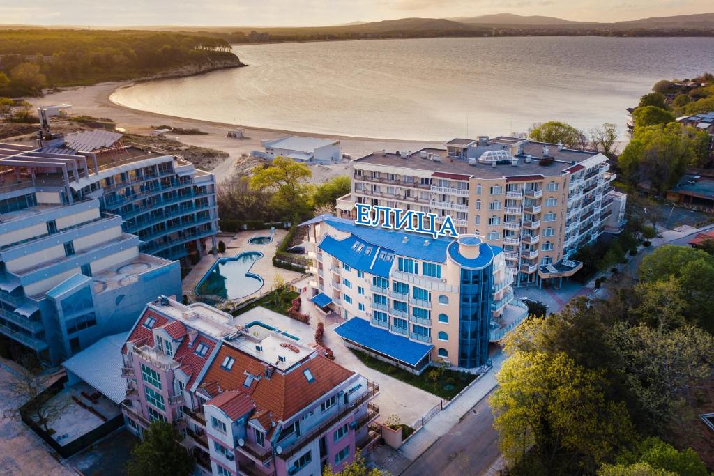 希典Hotel Elitza的享有酒店和海滩的空中景致