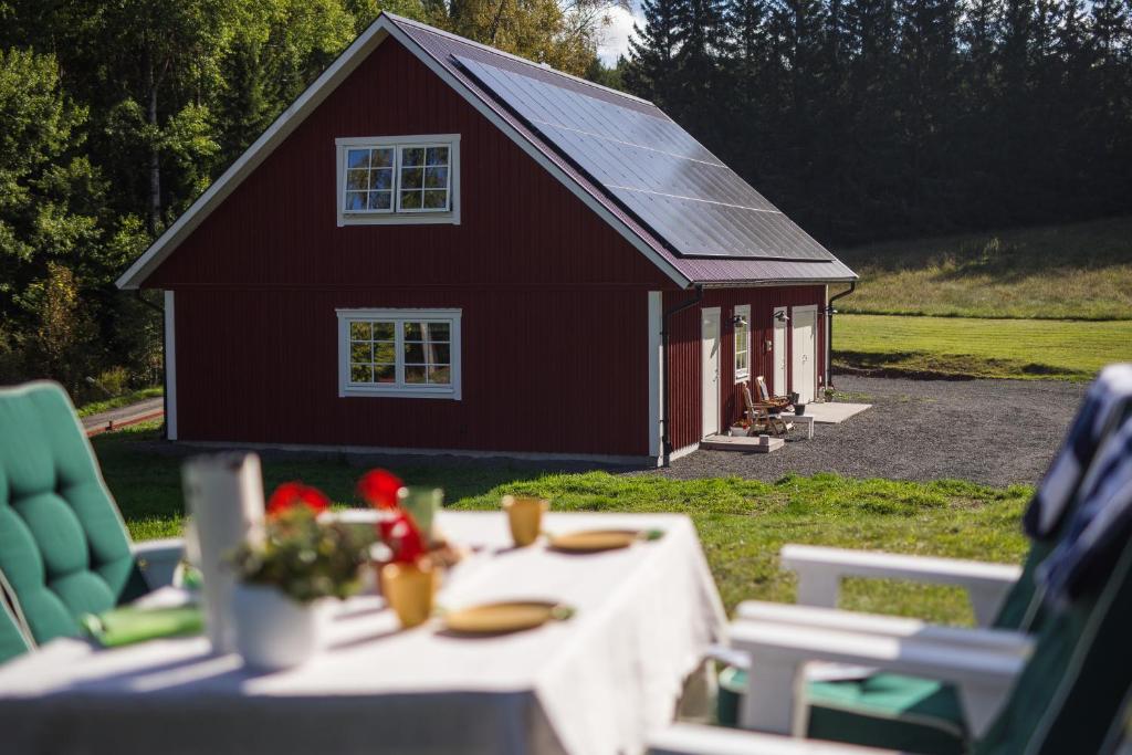 延雪平Solar Lake Cottage的前面的红色谷仓,配有桌椅