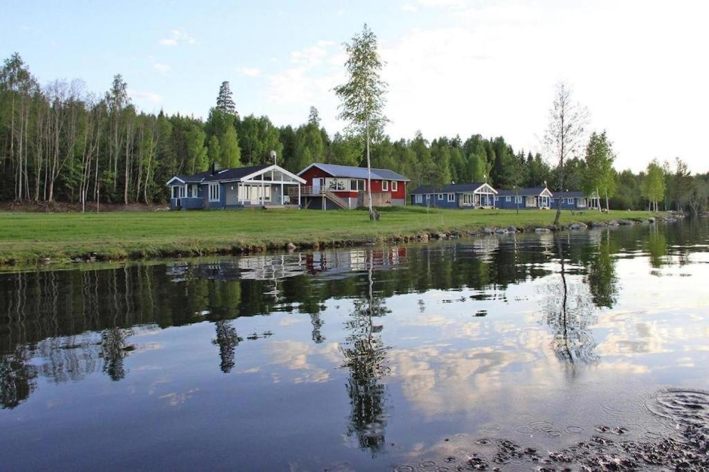 法伦Lakeview Houses Sweden的一群房子,靠近水体