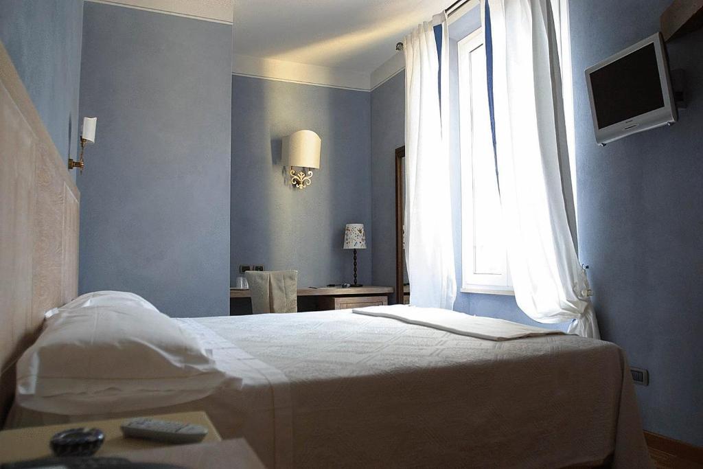 雷焦艾米利亚阿伯阁莫兰迪酒店的卧室配有白色的床和窗户。