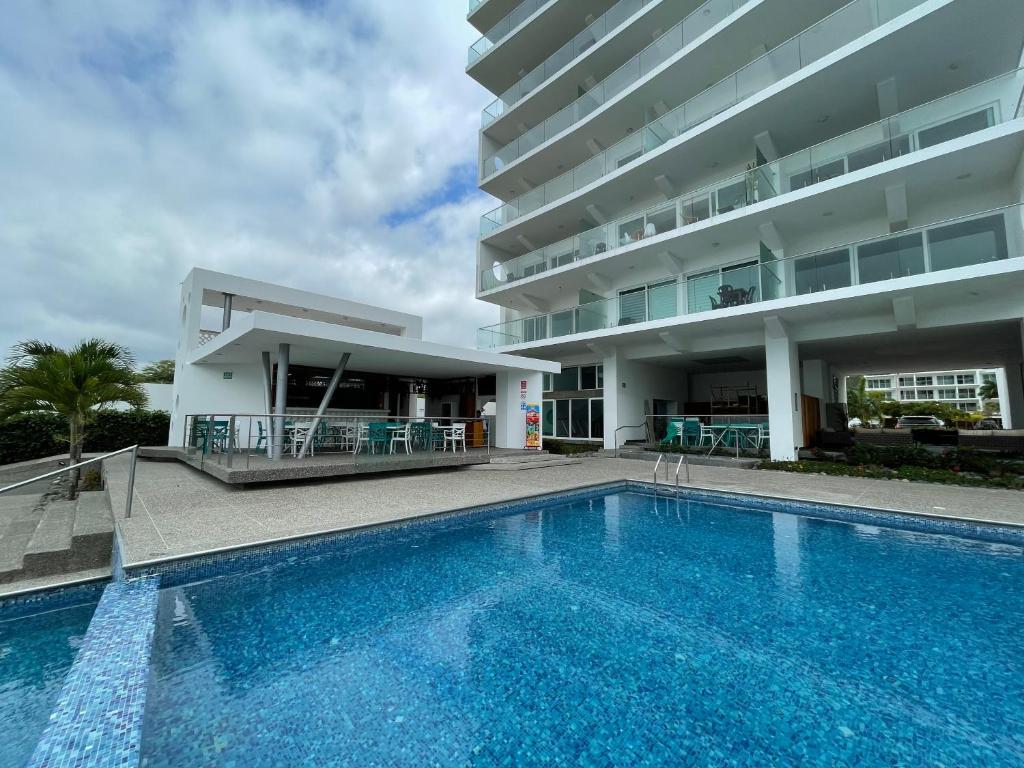 通苏帕Resort Playa Azul 3 Dormitorios的大楼前的大型游泳池