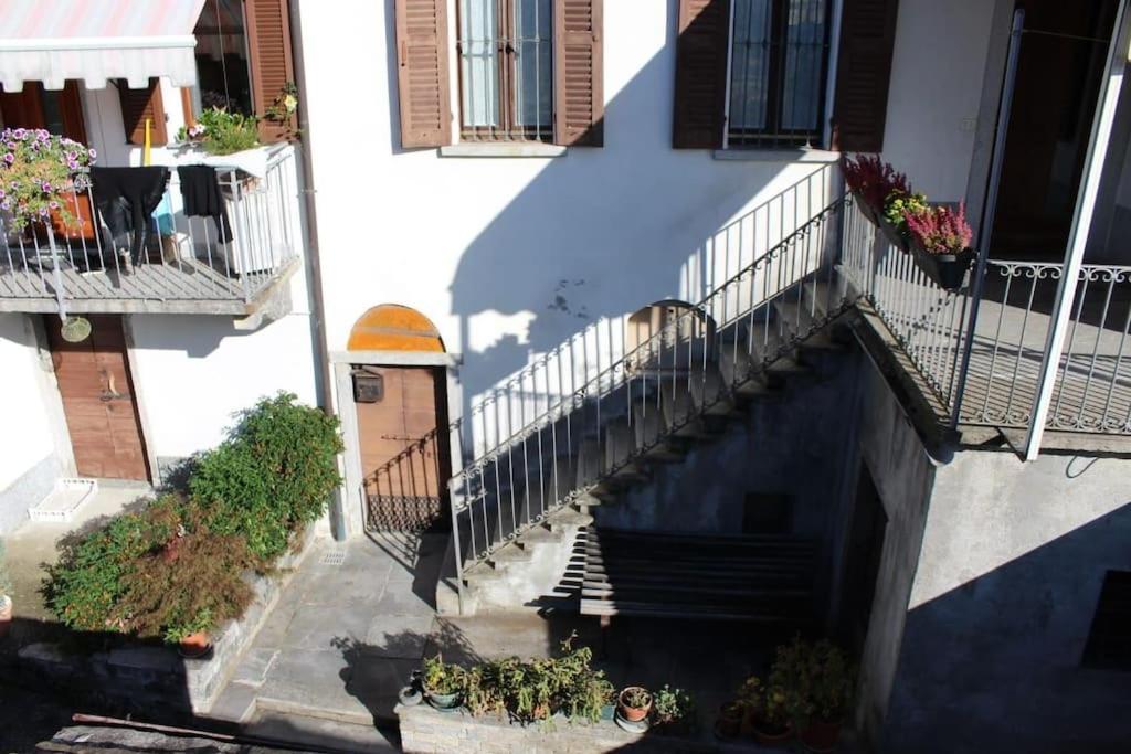 Trontanola casa nel prunent的大楼楼梯的顶部景色