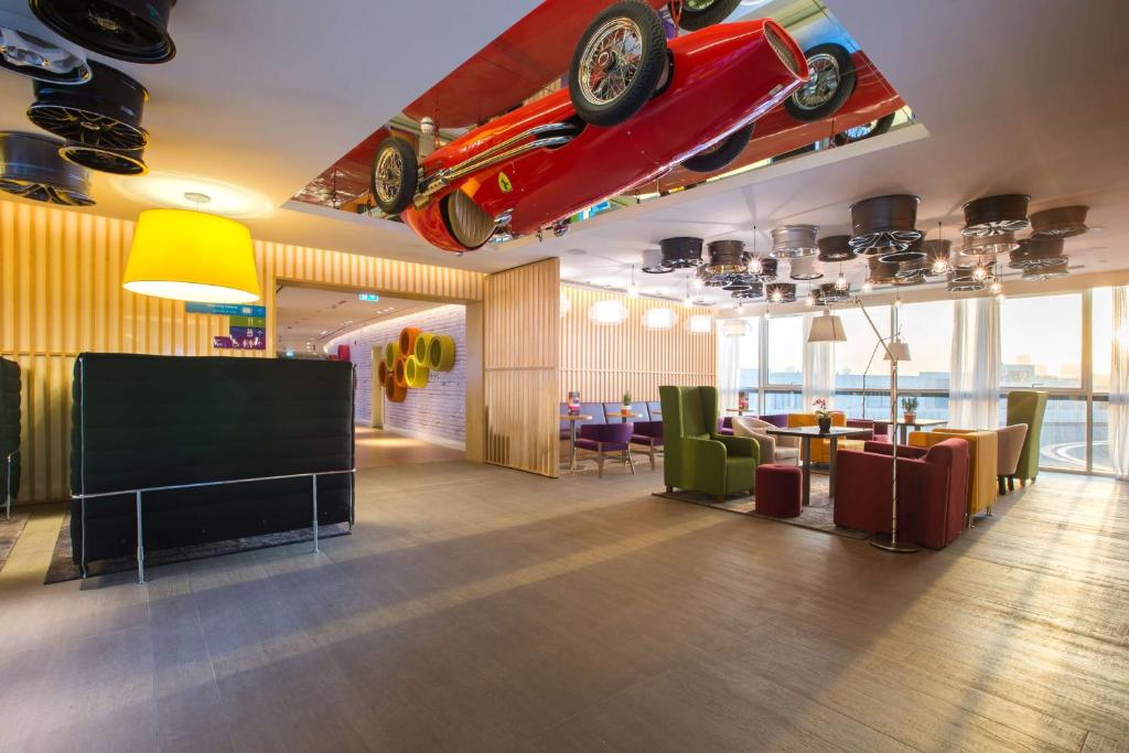 迪拜迪拜汽车城丽柏酒店的一间天花板上挂着汽车的餐厅