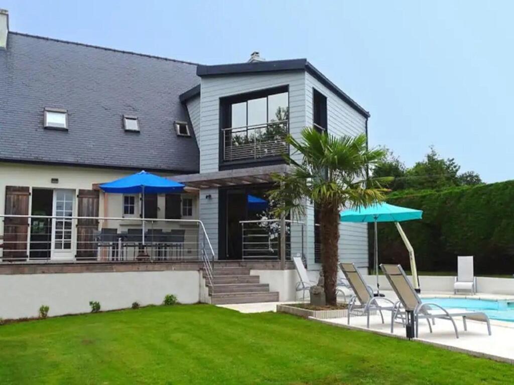 GouesnachHoliday home with private outdoor pool, Gouesnac"h的一座带游泳池和一些椅子的房子