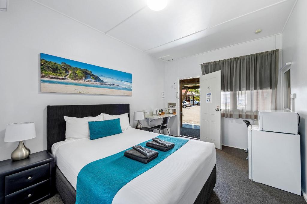 麦夸里港麦夸里港旅馆的一间卧室配有一张床和一张书桌