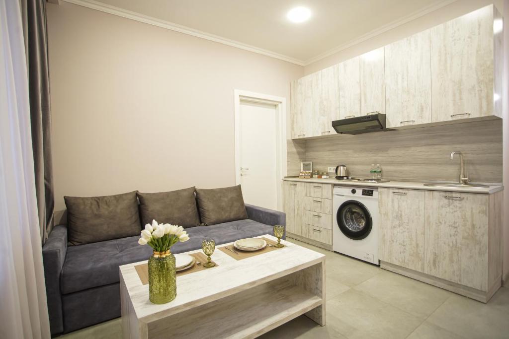 埃里温Koghbatsi Aparthotel的客厅配有沙发和桌子