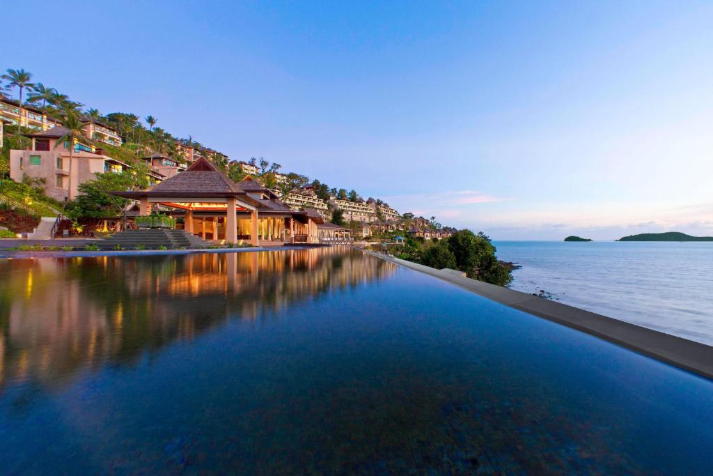 普吉镇The Westin Siray Bay Resort & Spa, Phuket的一大片水,有房子和建筑物