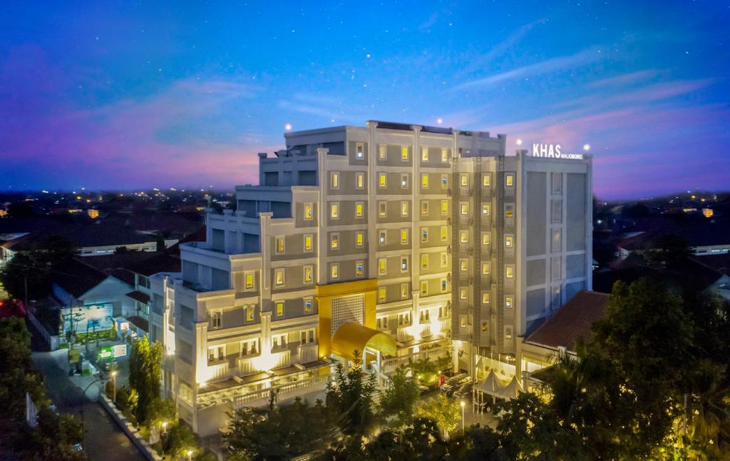 日惹KHAS Malioboro Hotel的一座白色的大建筑,晚上有灯光