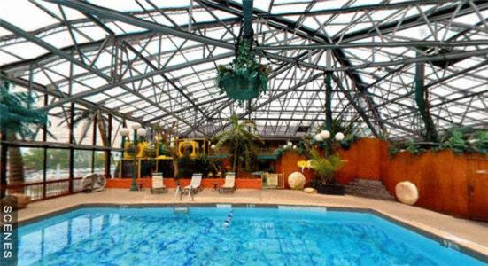 弗洛伦斯怀尔德伍德酒店的大楼内的大型游泳池