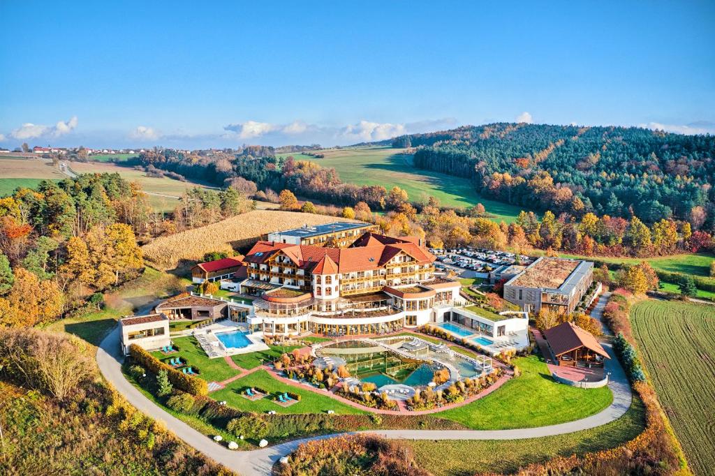 HofenstettenDer Birkenhof Spa & Genuss Resort的享有大型庄园和度假村的空中景致
