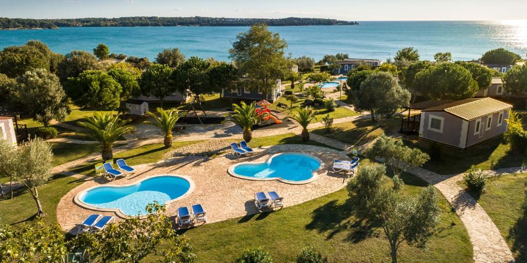 诺维格勒伊斯特拉Premium Sirena Village Mobile Homes的享有度假胜地的空中景致,设有2个游泳池