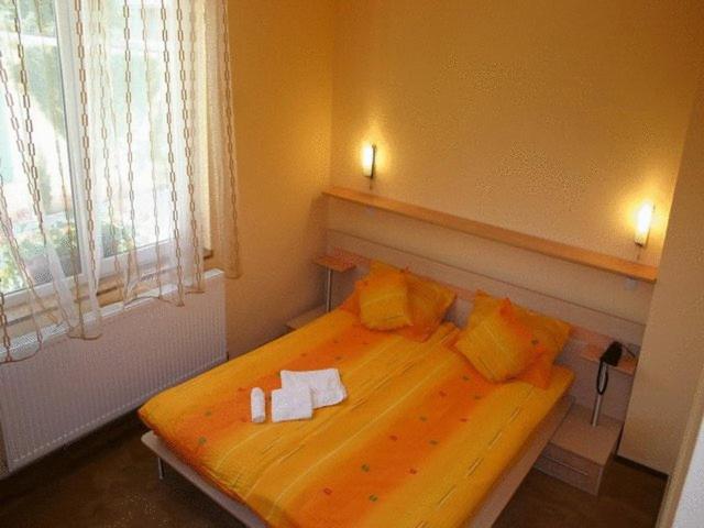 布拉索夫苏瑞宾馆的一间卧室配有一张床,上面有两条毛巾