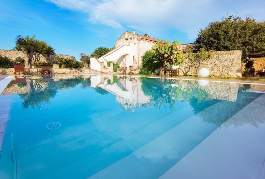 马尔塔诺Don Agostino Relais Masseria的一座带别墅的游泳池