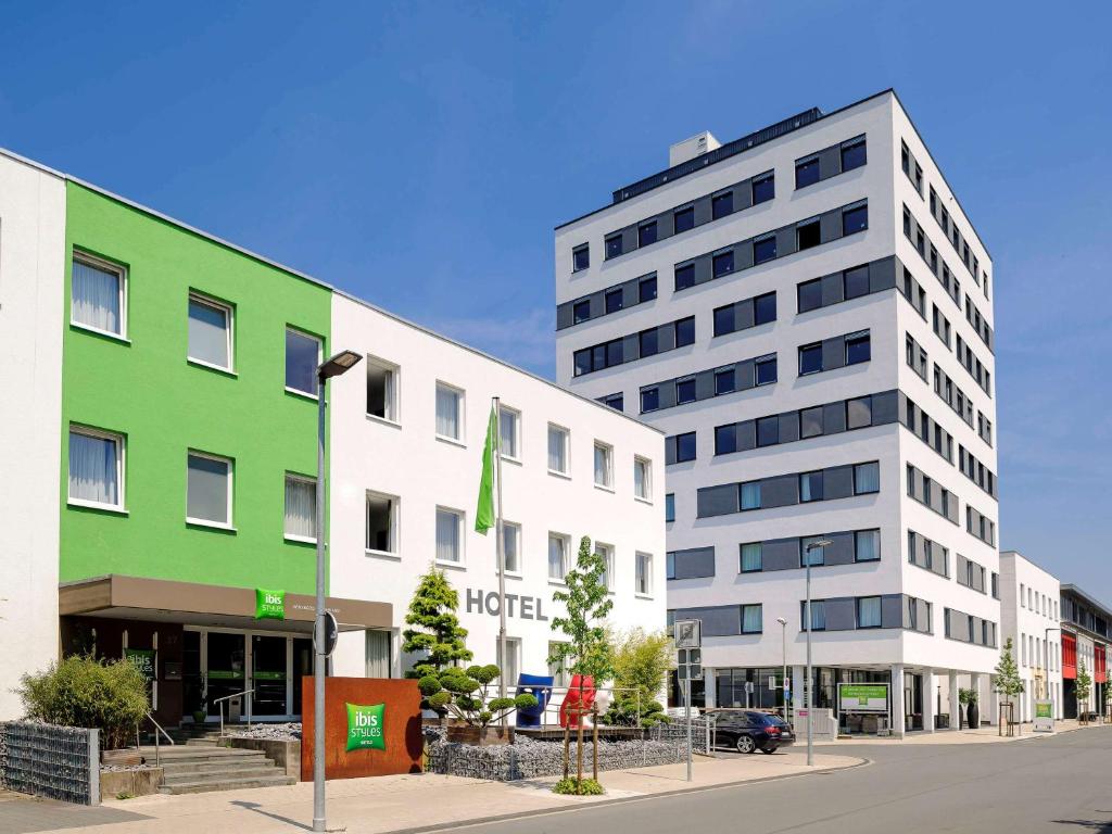 尼海姆胡斯滕阿恩斯贝格莎乌尔兰特宜必思尚品酒店的街道旁的绿色白色建筑