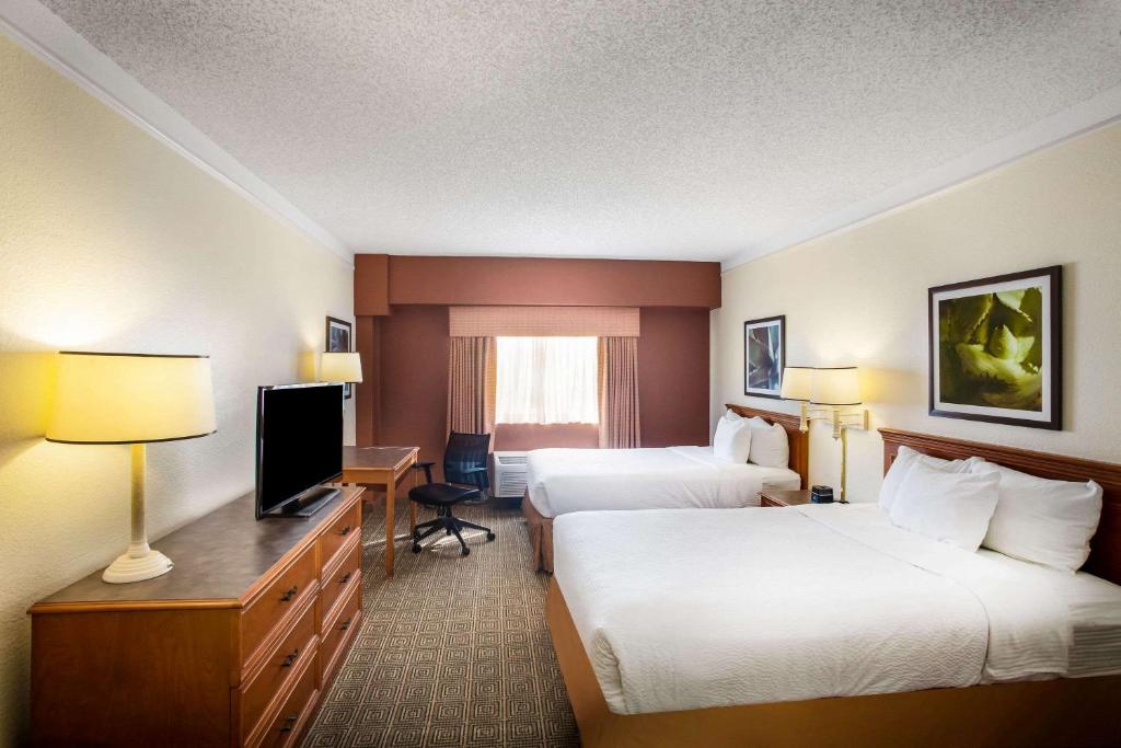 奥斯汀奥斯汀国会大厦/市中心拉金塔旅馆及套房 的酒店客房设有两张床和一台平面电视。
