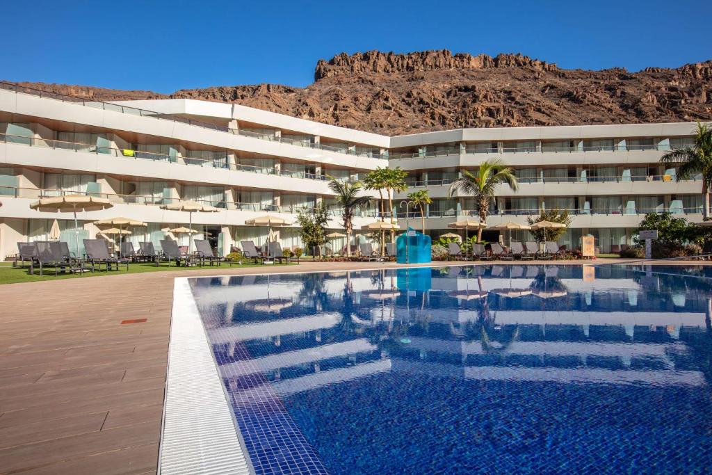 大加那利莫干山雷迪森蓝光温泉度假酒店内部或周边的泳池