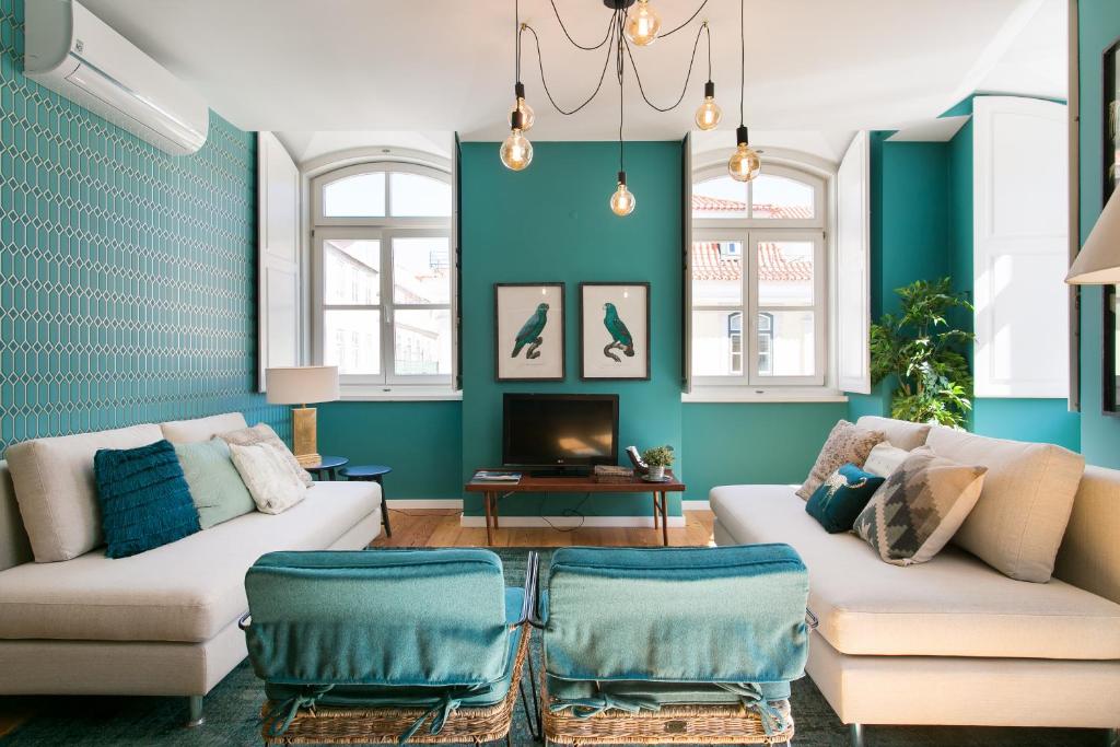 里斯本JP38 - Dowtown perfect gem 2 bdr + 2 bath, bright FLAT!的客厅设有蓝色的墙壁和两张沙发