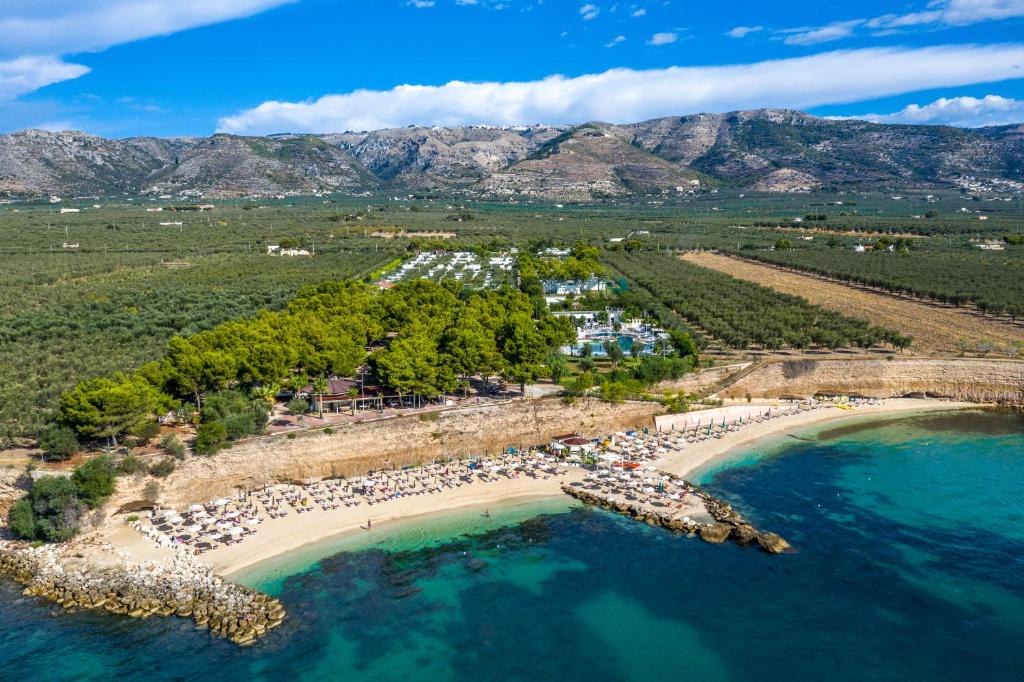 曼弗雷多尼亚Villaggio Baia Del Monaco的享有海滩空中美景和度假胜地