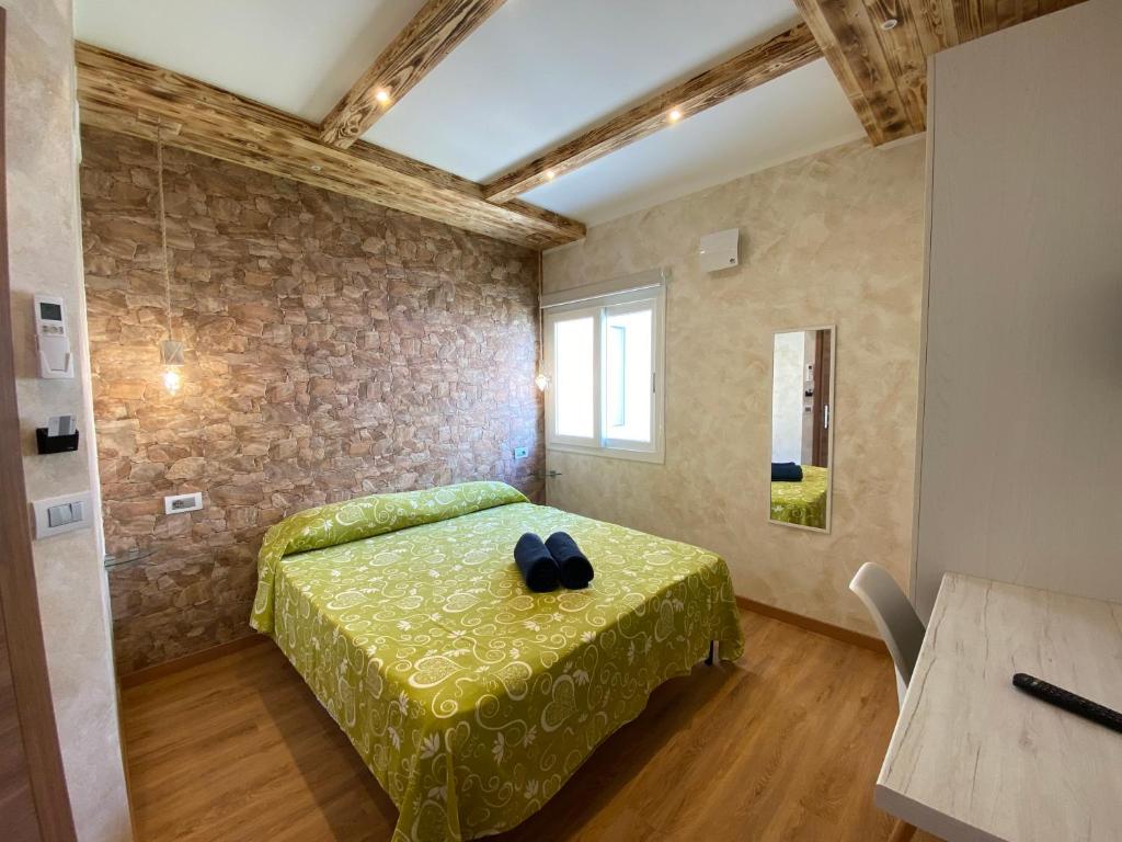 特罗佩阿Tropea Solemare的一间位于客房内的带绿床的卧室
