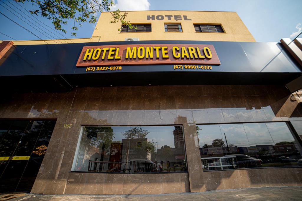 多拉杜斯Hotel Monte Carlo的大楼前的酒店标志