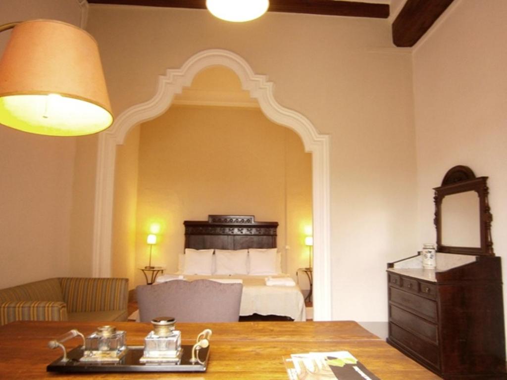 Santes CreusCasa l'Abadia de Santes Creus, Tarragona.的一间卧室配有一张床、梳妆台和桌子