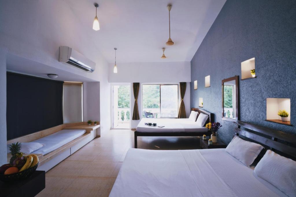 孟买EKO STAY- Tropical Villas的一间卧室配有一张床和一张书桌