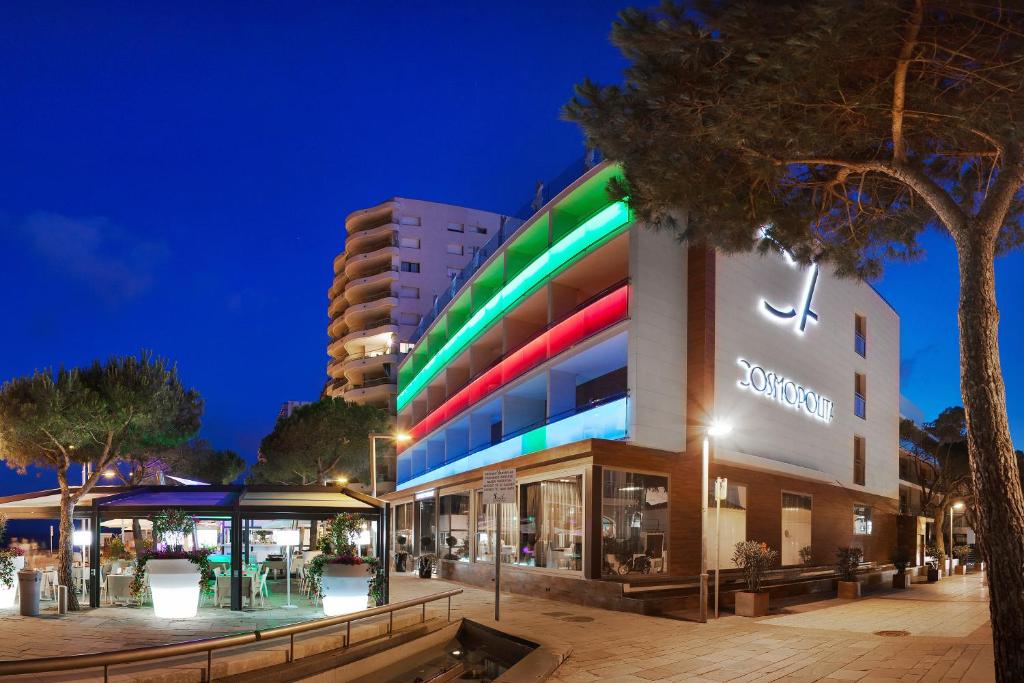 普拉加德阿罗克斯莫泊里塔精品酒店及水疗中心的一座晚上亮着五颜六色灯光的建筑