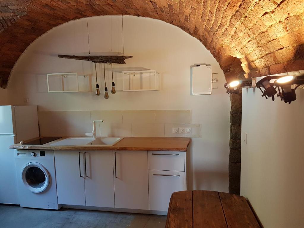 卡尔卡托吉奥Gite A campinca的厨房配有水槽和一台洗衣机