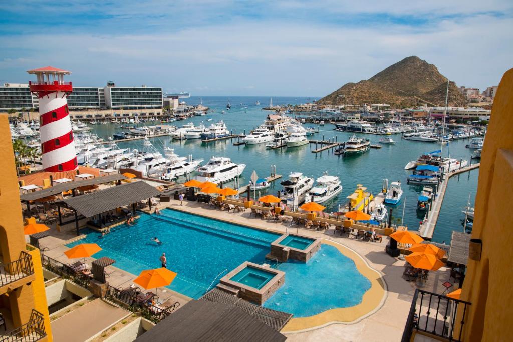 卡波圣卢卡斯Hotel Tesoro Los Cabos的享有码头和灯塔的景色