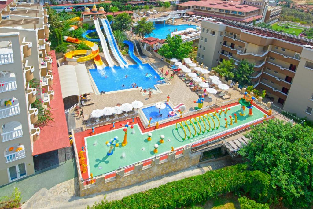 阿拉尼亚07 Group Hotel的享有带水上公园的游泳池的空中景致