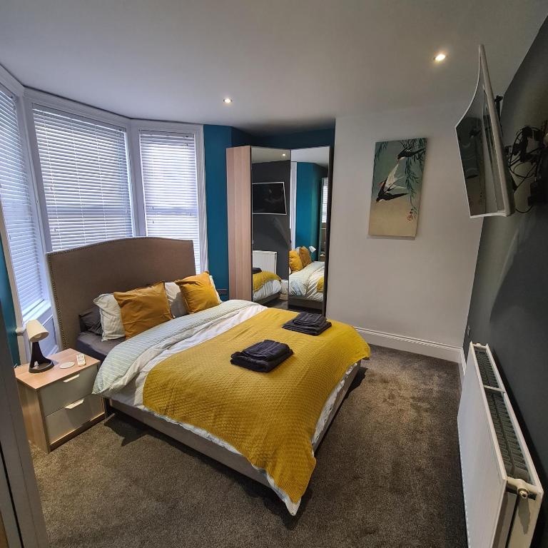 JesmondKelvin Suite的一间卧室配有一张黄色毯子床