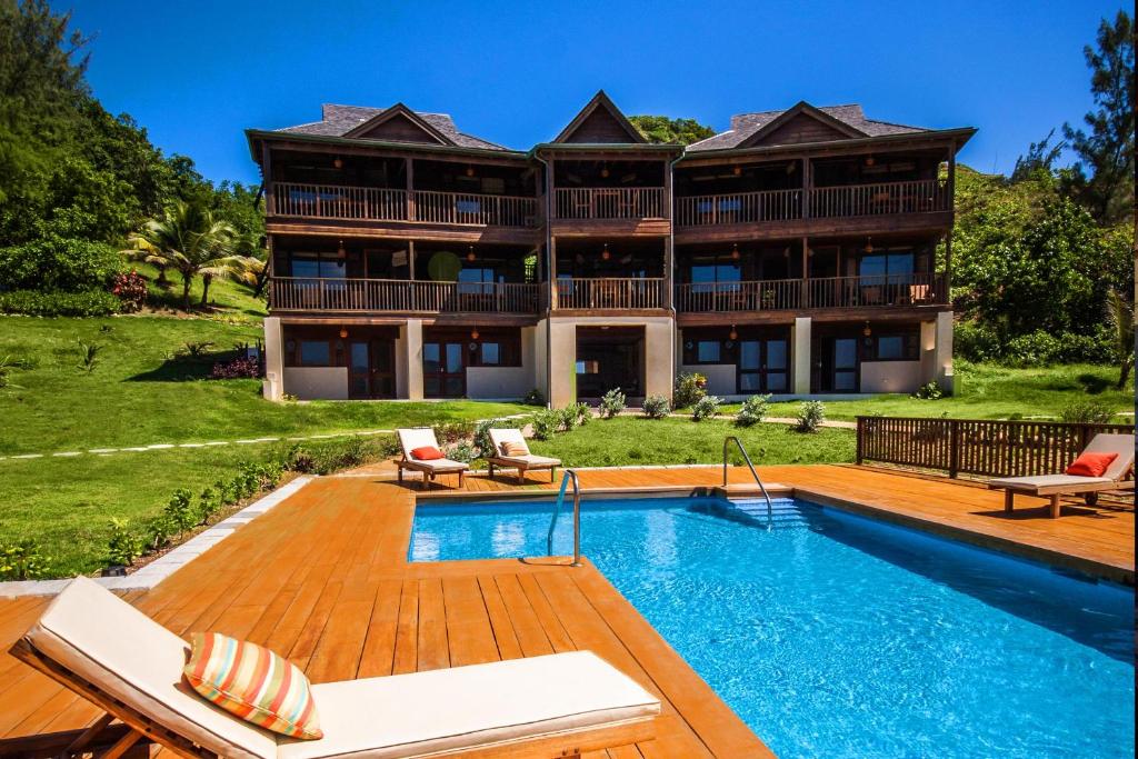 Saint Andrew巴巴多斯桑托夏酒店的一座房子前面设有游泳池