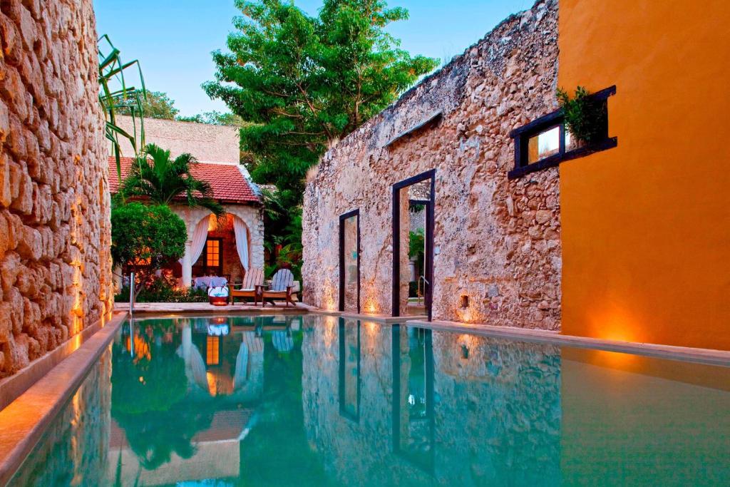 坎佩切Hacienda Campeche的大楼前的游泳池