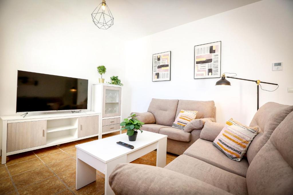 阿亚蒙特MONTESOL HOME - Parking Gratis的客厅配有2张沙发和1台平面电视
