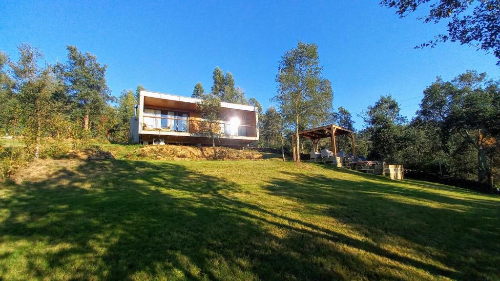 蒙丁-迪巴什图Horizonte Monte Verde的一座带大院子的山丘上的房子