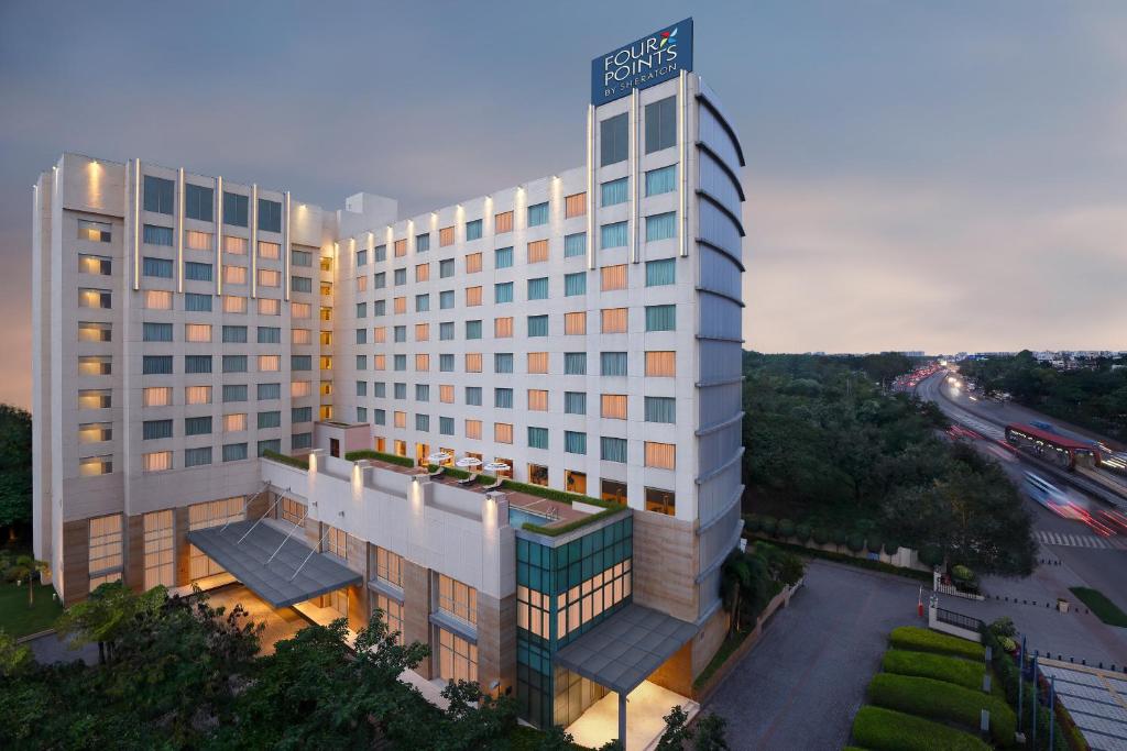 浦那Four Points by Sheraton Hotel and Serviced Apartments Pune的享有酒店大楼的顶部景色