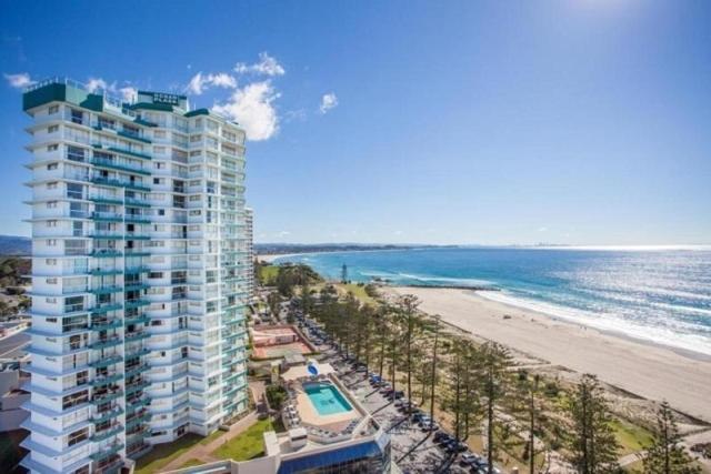 黄金海岸海洋广场度假酒店的毗邻海滩和海洋的大型建筑