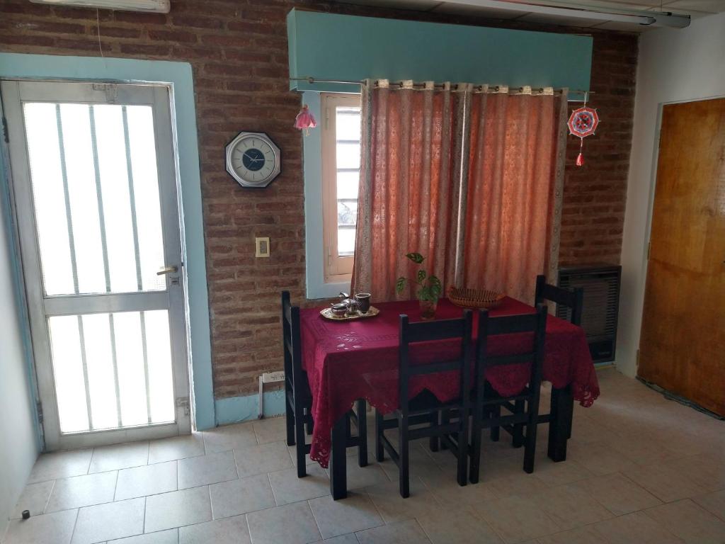 西波列蒂Departamentos Fuentes的一间用餐室,配有红色的桌子和椅子
