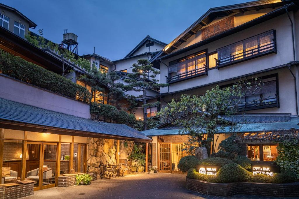 神户有马温泉陶泉御所坊酒店的享有大楼的外部景色