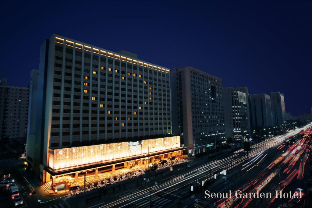 首尔Seoul Garden Hotel的一座在晚上有灯的大建筑