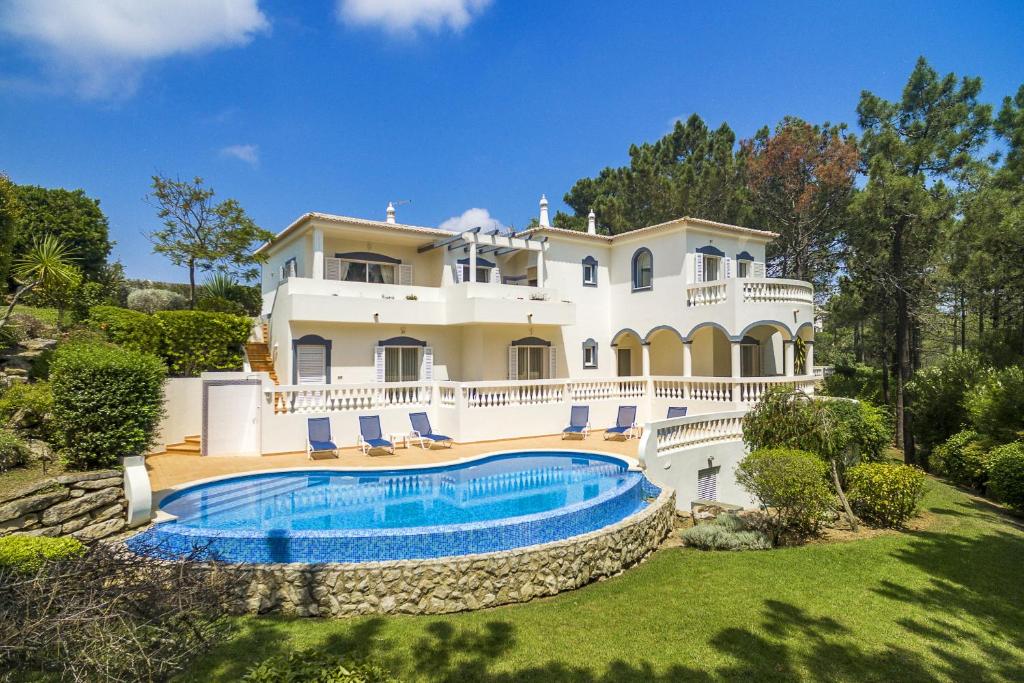 布德恩斯Casa Clajon的一座大房子,前面设有一个游泳池