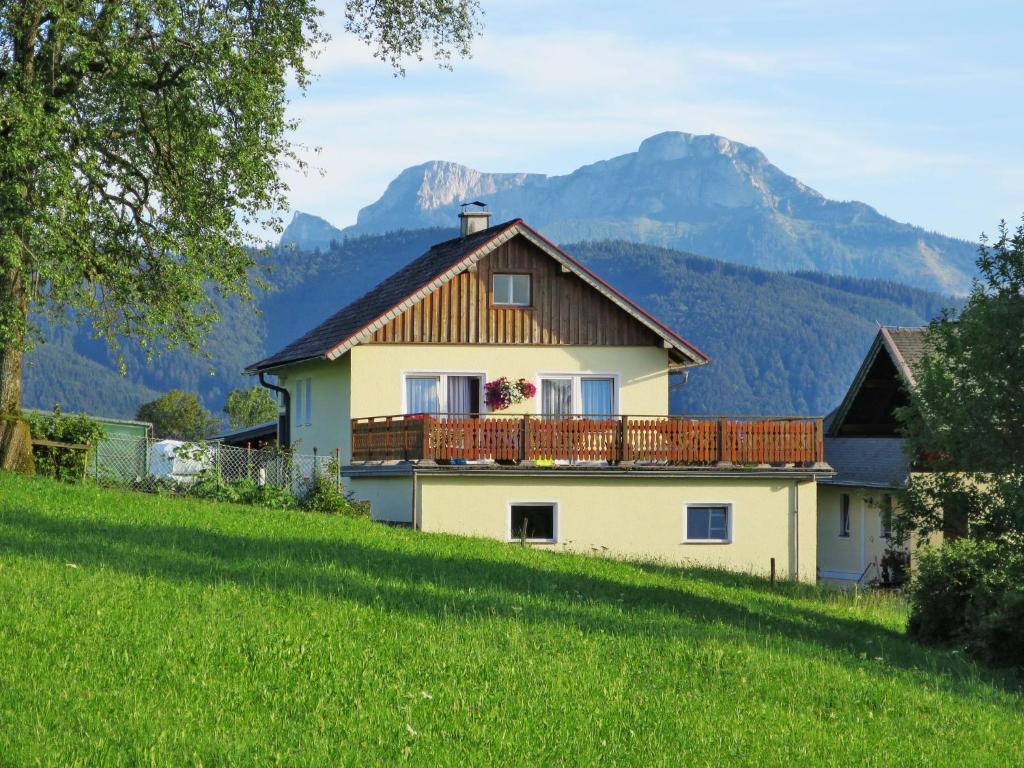 OberwangHoliday Home Mayrhofer - MON240 by Interhome的山丘上以山为背景的房子