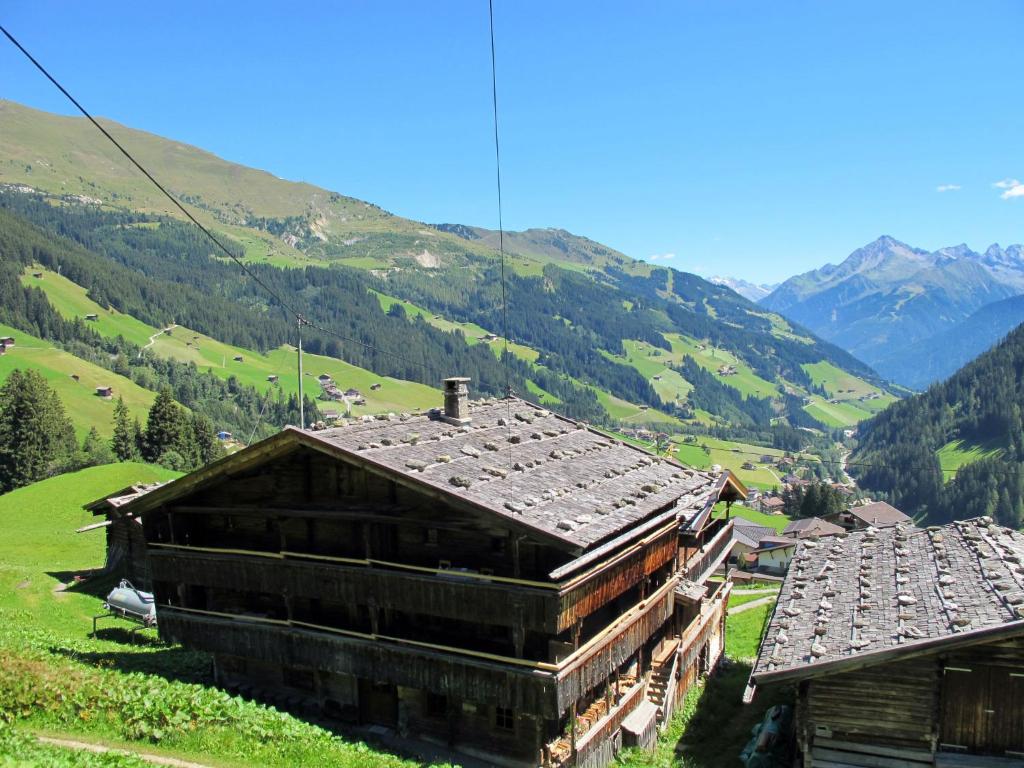 图克斯Chalet Lippnerhütte - LNH120 by Interhome的山丘上一组建筑,背景是山丘