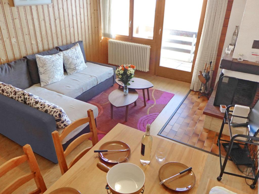 莱斯拉塞斯Apartment Centaure-3 by Interhome的客厅配有沙发和桌子