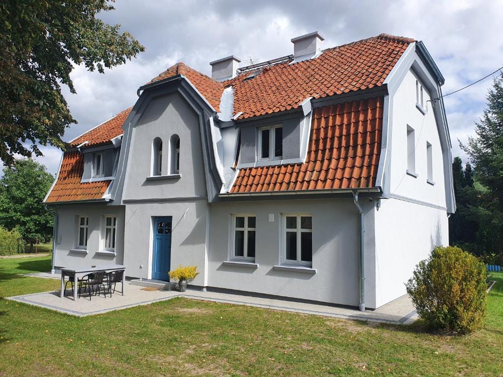 斯维耶塔利普卡Apartamenty Święta Lipka的白色房子,有红色屋顶