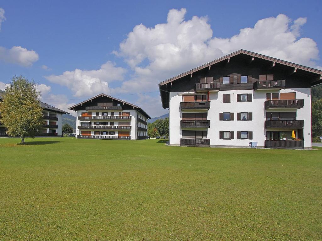 弗拉绍Apartment Dachstein-3 by Interhome的两栋建筑,位于草场,毗邻一座建筑