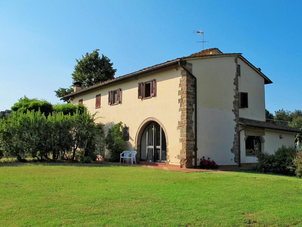 Pian dei CerriHoliday Home Villa Magna by Interhome的享有带庭院的建筑的外部景色